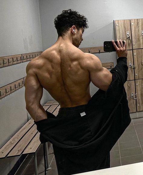 @peterchristianfit on Instagram Back Muscle Reference, Style Aesthetics Types, Looking Back Pose, Back Muscles Men, Back Poses, Men Physique, Poses Gym, Gym Pose, Gym Poses