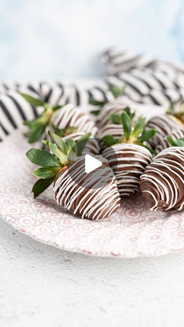 Karli | Family Food Blogger on Instagram: "Save money- make these at home with my baking tips! Juicy, flavorful strawberries lightly coated in any chocolate of your choosing! This chocolate covered strawberry recipe is easy and so addictive.😋 For FAQs and tips, search ‘chocolate strawberries’ using the link in my bio #chocolate #strawberries #chocolatecoveredstrawberries #valentines #bakinghack #bakingtips #tipsandtricks #foodies #foodblog #bakingvideo #bakingtutorial #loveday #valentinesday" Strawberry Recipe, Chocolate Covered Strawberry Recipe, Covered Strawberry, Chocolate Covered Strawberry, Baking Videos, Baking Tutorial, Family Food, Chocolate Strawberries, Chocolate Covered Strawberries