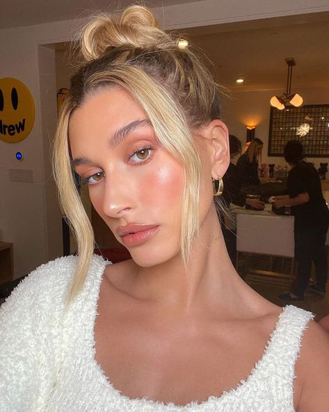 How to Do Hailey Baldwin Bieber’s Skincare Routine | The Skincare Edit Thinning Hair Supplements, Jen Atkin Hair, Neutrogena Makeup, Smink Inspiration, Peinados Recogidos, Makeup Tricks, Penteado Cabelo Curto, Hailey Baldwin, Makati