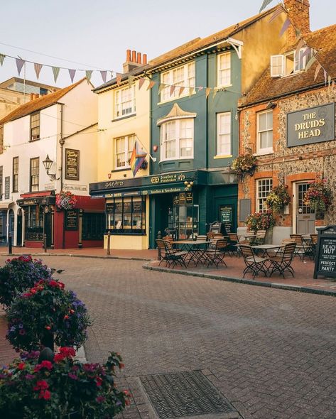 The Lanes 🌷 Photo Credit: @journeyswithjon #visitbrighton #brighton #brightonandhove #brightonuk #visitengland #visitbritain #thelanesbrighton #travelphotography #cityphotography #uktravel #travelingram Brighton Aesthetic, Uni Motivation, Brighton Homes, Autumn Board, Brighton Lanes, Brighton Houses, Student Room, Brighton Uk, Post Grad