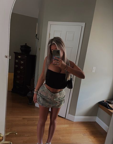 Camo Party Outfit, Camo Skirt Outfit, Cute Camo Outfits, Camo Party, Concert Ideas, Hunting Party, Camo Skirt, Camo Outfits, 21 Savage