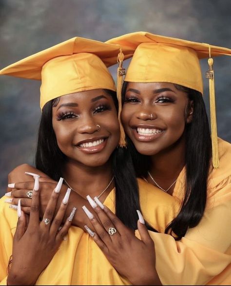 Best Friend Graduation Pictures Black, Yearbook Graduation Pictures, Bestie Graduation Pictures, Best Friend Graduation Pictures, Senior Picture Ideas Black Women, Poses For Graduation, Twin Senior Pictures, Poses For Graduation Photos, Friend Senior Pictures