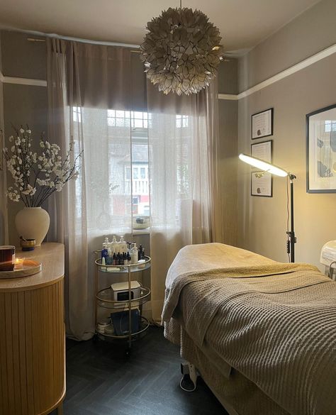 Esthetician Room Lighting Ideas, Glam Esthetician Room, At Home Wax Studio, Esthetician Room Decor Luxury, Esthetician Set Up, Esthetician Waiting Room, Cozy Esthetician Room, Esthetician Suite Ideas, Moody Esthetician Room