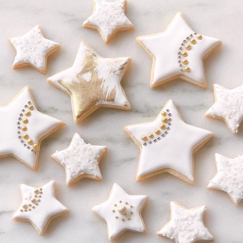 Star Royal Icing Cookies Christmas, Christmas Cookie Stars Decorated, White And Gold Christmas Cookies, Star Cutout Cookies, Star Sugar Cookies Decorated Christmas, Star Gingerbread Cookies, Decorated Star Cookies, Christmas Star Sugar Cookies, Star Royal Icing Cookies