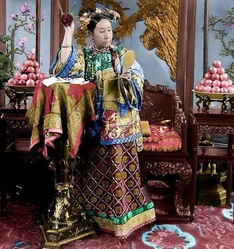 Cixi is pictured, possibly in 1903, with her hair arranged in the popular Qing dynasty style, known as the 'two side bun' (兩把頭), which involved her hair being wound into two buns, worn on either side of her head. Last Emperor Of China, Empress Dowager Cixi, The Empress Of China, Chinese Empress, Empress Dowager, Qin Dynasty, Empress Of China, Last Emperor, Forbidden City