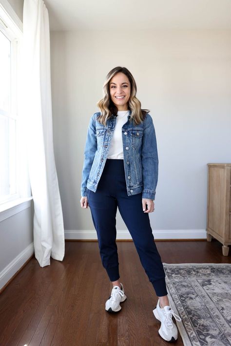 Blue Joggers Outfit, Womens Joggers Outfit, Looks Jeans, Jacket Outfit Women, Denim Jacket Fashion, Casual Outfit Inspiration, Joggers Outfit, Push Ups, Stylish Work Outfits