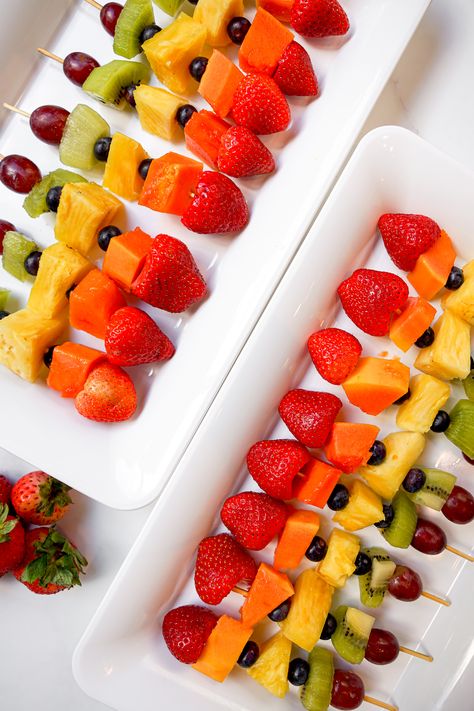 Finger Food For Birthday Party, Fruit Kebabs For Kids, Kids Party Menu, Fruit Salad Ideas Parties, Fruit Kebab, Fruits Platter, Birthday Catering, Birthday Party Menu, Brunch Party Recipes