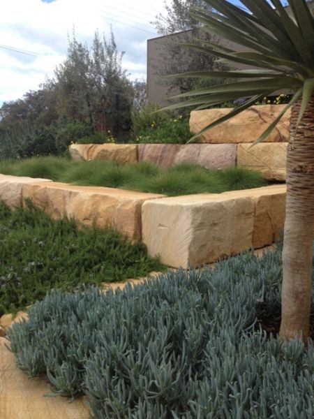 Limestone Walls Landscape, Sandstone Wall Garden, Limestone Block Retaining Wall, Sandstone Retaining Wall Landscaping, Retaining Walls Front Yard, Sandstone Landscaping, Limestone Retaining Wall Ideas, Sandstone Block Retaining Wall, Sandstone Blocks Landscaping