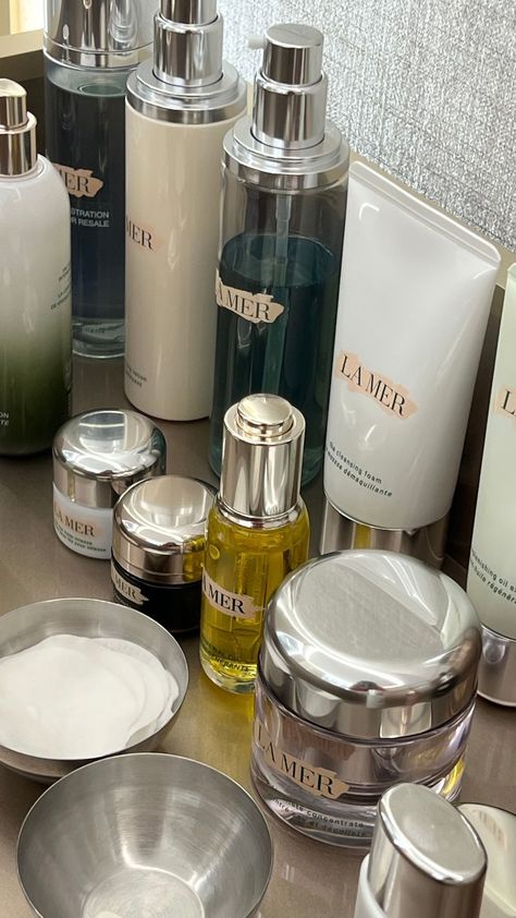 La Mer Skincare Aesthetic, Luxury Skin Care Aesthetic, La Mer Aesthetic, Luxury Skincare Aesthetic, Lamer Skincare, Ivy Photoshoot, Items Aesthetic, Expensive Skincare, Expensive Skin Care Products