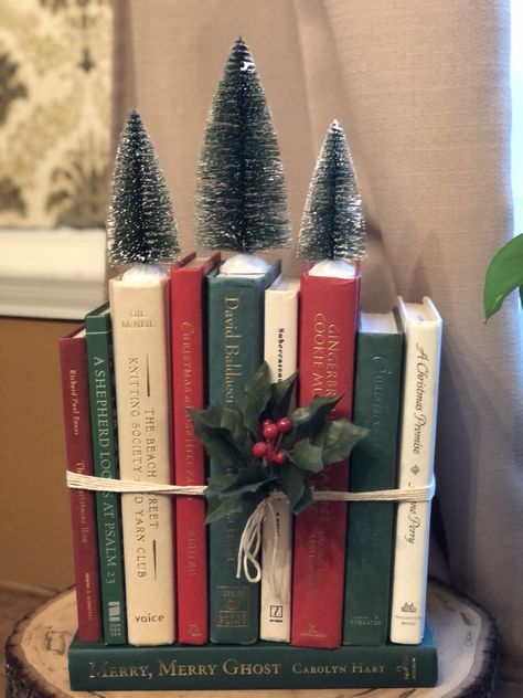 Christmas Books Decor, Vintage Christmas Bookshelf Decor, Book Stacking Ideas Display, Christmas Book Decor, Christmas Book Display, Christmas Antique Booth Ideas, Christmas Bookshelf, Vintage Book Decor, Book Christmas Tree