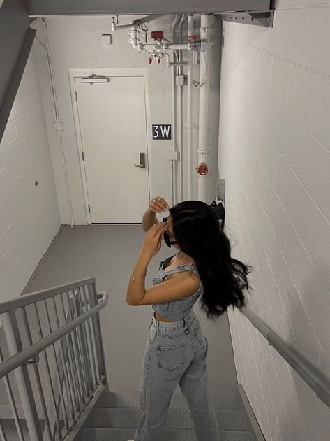 Stair Inspo Pics, Stairs Foto Ideas, Y2k Posing Ideas, Stairs Photoshoot Posing Ideas Dress, Staircase Photography Poses, Poses For Pictures In Jeans, Stairwell Poses Instagram, Stairwell Instagram Pictures, Poses On Stairs Instagram Dress