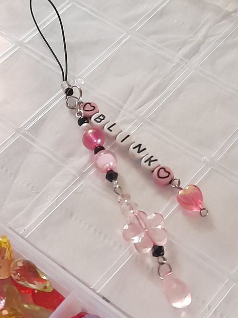 Blackpink Phone Charm, Gantungan Hp Manik-manik, Blackpink Jewelry, Pulseras Kandi, Kandi Bracelets, Bead Charms Diy, Diy Bracelets Easy, Diy Bracelets Patterns, Beads Bracelet Design