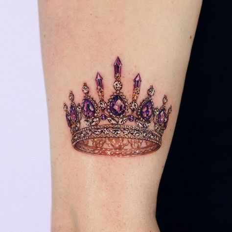 예͓̽리͓̽엘͓̽ on Instagram: "Jewelry crown👑 Done at @mommyimsorry" Small Queen Crown Tattoo, Diamond Crown Tattoo, Crown Tattoo Ideas, Tiara Tattoo, Crown Tattoos For Women, Queen Crown Tattoo, Small Crown Tattoo, Crown Tattoos, Jewel Tattoo