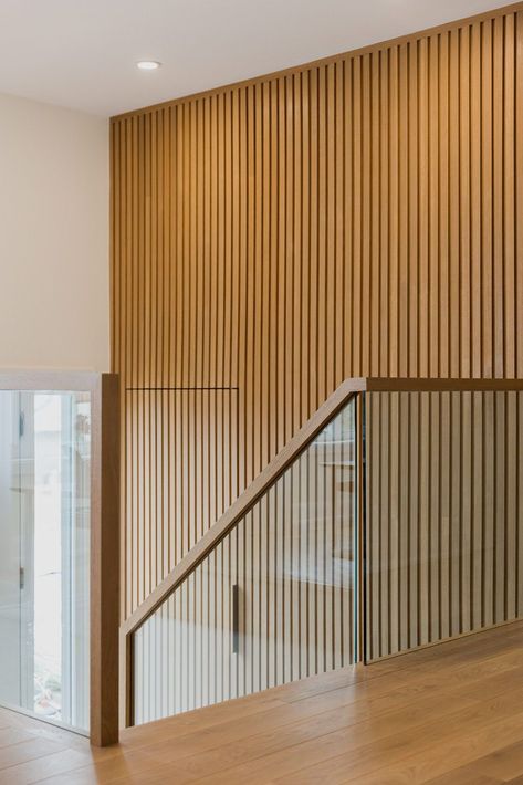 Slats Staircase, Slat Wall Staircase, Slat Wall Entryway, Staircase Feature Wall, Stairs Wall Decor Ideas, Glass Staircase Railing, Stair Wall Decor, Indoor Stairs, Japandi House