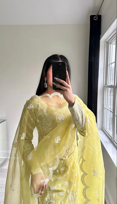 Husband Birthday Outfit, Pastel Yellow Indian Outfit, Yellow Desi Outfit, Yellow Pakistani Suits, Desi Fits, Desi Dress, Desi Outfits, Casual Indian Fashion, Desi Fashion Casual