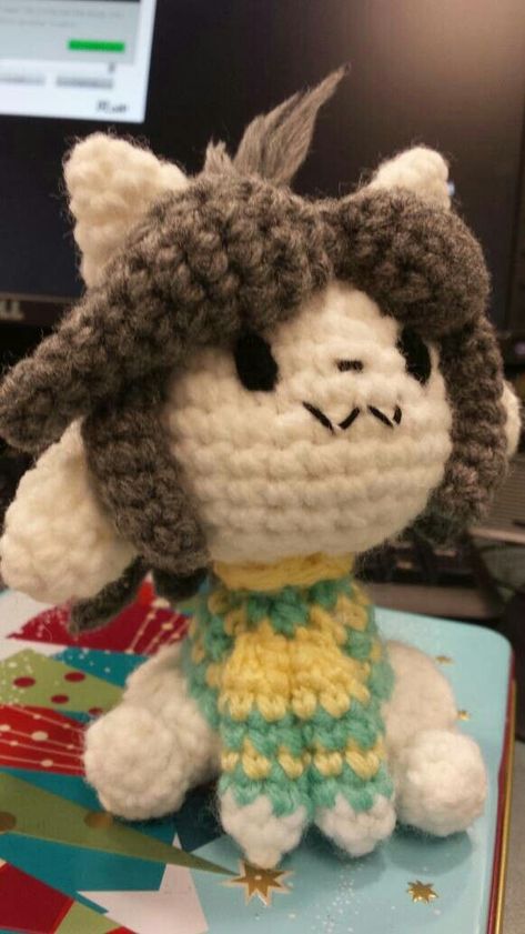 Temmie Deltarune Crochet, Undertale Crochet, Crochet Tips And Tricks, Crochet Snail, All Spiderman, Creepy Creatures, Little Misfortune, Knitting Pin, Knit Bracelet