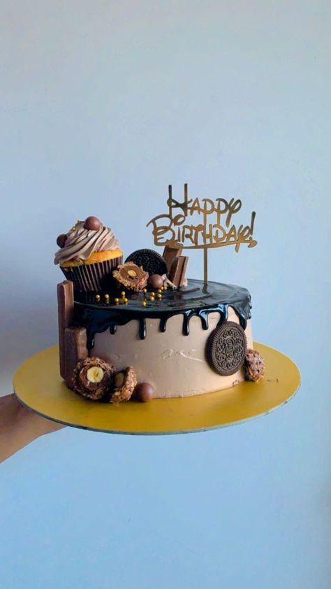 Mocha Cake Design Birthday, Overloaded Chocolate Cake, Small Chocolate Birthday Cake Ideas, Cake Designs Birthday Videos, Choclet Cake Designs, Small Chocolate Cake Design, 2 Pound Cake Design Birthday, Mocha Cake Design, Chocolate Bday Cake Decoration