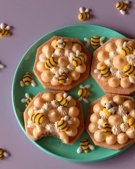 Bee Baking, Fun Baking Recipes Desserts, Honey Bee Cookies, Bee Dessert, Bee Food, Icing Decorations, Bee Cookies, Honey Bee Decor, Bee Cakes