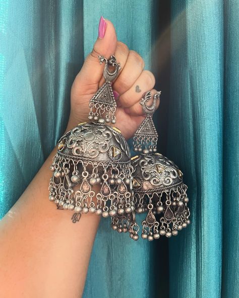 Amaira Dual Toned Jhumka! Price - 255/- plus shipping. DM for orders and queries. 💌 Jhumka Collection, Oxidised Jhumka, Capsule Wardrobe Jewelry, Stylish Jewelry Accessories, Desi Vibes, Jhumka Designs, Oxidised Earrings, Trendy Jewellery, Indian Accessories