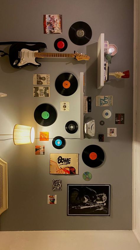 Room Ideas Aesthetic Retro, Vintage Music Bedroom Ideas, Street Room Decor Ideas, Pixel Room Decor, Black Metal Room Aesthetic, Home Interior Design Aesthetic, Music Lover Bedroom Ideas, Room Ideas Aesthetic College, Cool Dorm Decor