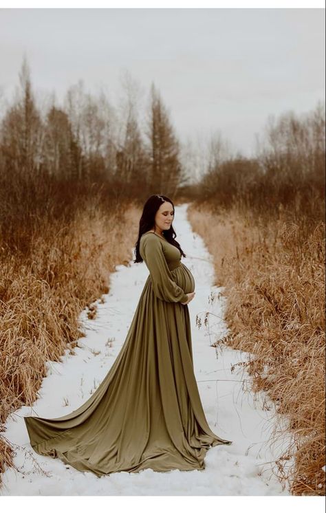 Maturity Outfits Winter, Maternity Photo Shoot Ideas January, Maternity Photography Ideas Winter, Maternity Photo Shoot Ideas Christmas, Winter Maternity Outfits For Photoshoot, Maternity Photo Shoot Winter, Winter Outdoor Maternity Pictures, Winter Maternity Pictures Outdoor, Christmas Themed Maternity Pictures