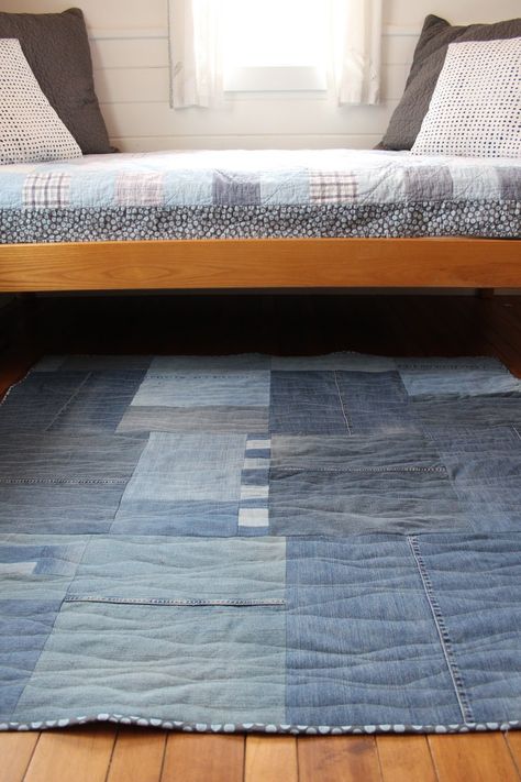 Denim Rug Diy Old Jeans, Quilted Rug, Repurpose Jeans, Repurpose Old Jeans, Blue Jean Rug, Denim Rag Rugs, Make A Rug, Repurposed Jeans, Diy Old Jeans