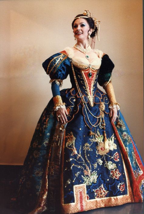 Valerie Masterson as Angelica,Queen of Cathay in Handel's Orlando;1985. A marvellous job by the San Francisco Opera Costume Shop! (my thanks to Miss Masterson for this photo). The Great Fashion, Opera Clothes Outfits, Medieval Queen Dress, Opera Dresses, Opera Costume Design, Baroque Gown, Baroque Dresses, 1600s Clothing, Queen Attire