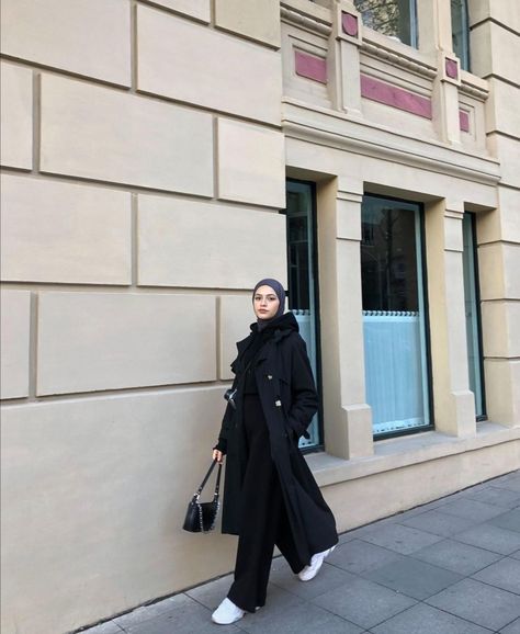 Hijabi Black Trench Coat Outfit, Black Trench Coat Outfit Hijab, Black Trench Coat Outfit Casual, Black Outfit Hijab, Outfits Japan, Outfit Trench, Black Coat Outfit, Winter Hijab, Muslim Aesthetic