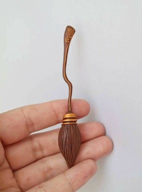 Harry Potter Broom, Nimbus 2000, Harry Potter Christmas Decorations, Magic Broom, Harry Potter Miniatures, Harry Potter Birthday Cake, Harry Potter Christmas Tree, Modele Pixel Art, Potters Clay