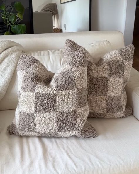 Beige Couch Brown Pillows, Checkered Pillows Bedroom, White Couch Accent Pillows, Checkered Throw Pillow, Checkered Pillows Living Rooms, Neutral Couch Pillows, Couch Cushions Styling, Throw Pillows Bedroom Aesthetic, Grey Couch Pillows