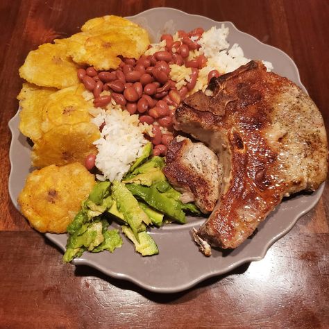 Puerto Rican Breakfast, Rice Avocado, Pork Chops And Rice, Puerto Rican Foods, White Rice Recipes, Pork Chop Dinner, Lunch Dinner Ideas, Puerto Rican Food, Rican Food