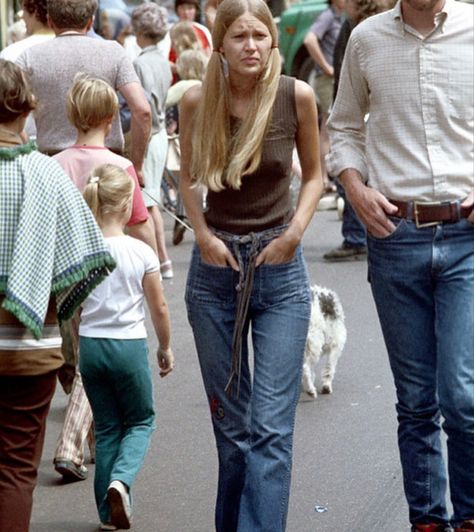 Photographs From The 70s, Everyday 70s Fashion, 70s High School Fashion, 70s Street Style Vintage Photos, 70s Summer Clothes, 70s European Fashion, 70s Sleaze, 70s Summer Fashion Vintage, 70s Street Fashion