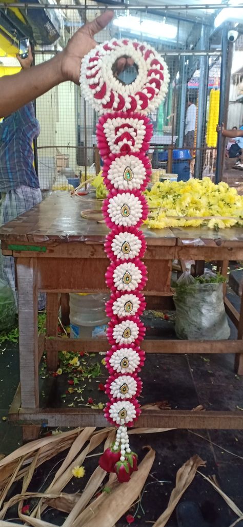 Jadapali For Bride, Poo Jadai For Seemantham, Baby Shower Jadai Design, Jadai Designs, Jada Models, Flower Jadai, Moggina Jade, Pelli Dandalu, Door Flower Decoration