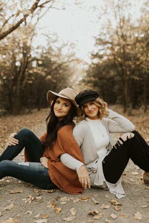 Mom Friend Photoshoot, Sister Duo Photoshoot, Funny Photo With Friends, Poses For Teenage Siblings, Two Sisters Photoshoot Poses, Best Friend Mommy And Me Photoshoot, Bff Sunset Pictures, Senior Photos With Family, Best Friend Photo Shoot Outfit Ideas