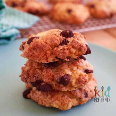 Crunchiest ever choc chip oat cookies - Kidgredients Healthy School Snacks, Kids Lunch Recipes, Lunchbox Treats, Kid Friendly Snack, Peanut Butter Sandwich, Cookies Easy, Choc Chip Cookies, Oat Cookies, Crunchy Cookies