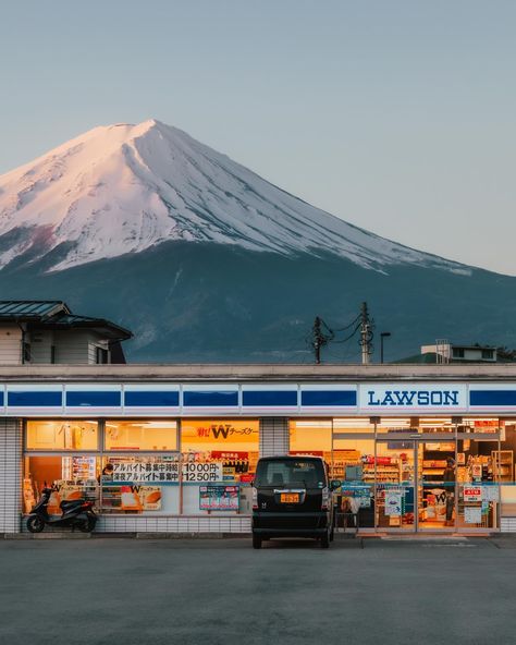 The second most famous Lawson after the  Kawaguchiko station one. Shot on Canon R5 at approximately 5am. Japan Pictures Aesthetic, Fuji Wallpaper, Lawson Japan, Japan Travel Aesthetic, Canon R5, Miami Nights, Fuji Japan, Japan Picture, Fuji Mountain