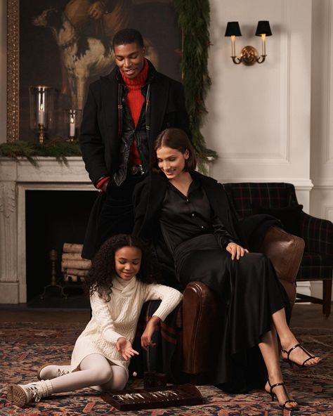 Ralph Lauren Family Photoshoot, Ralph Lauren Family, Preppy Family, Ralph Lauren Christmas, Family Christmas Pictures Outfits, Heirloom Portraits, Christmas Family Photoshoot, Xmas Outfit, Family Christmas Pictures