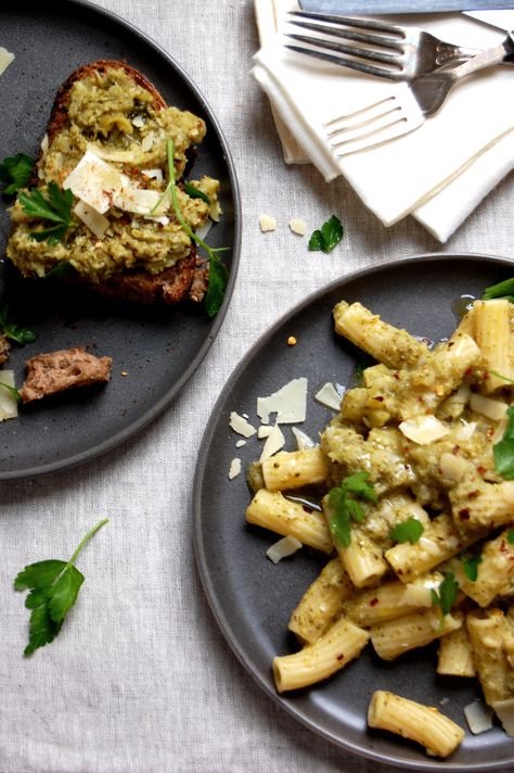 Based on Alice Waters's excellent, sleeper hit recipe. Let raw and sharp-tasting broccoli transform with garlic into a silky, saucy mash for pasta or crostini. Alice Waters Recipes, Broccoli Mash, Paleo Veggies, Pasta Vegetarian, Broccoli Dishes, Vegetables Pasta, Vegan Broccoli, Alice Waters, Simple Foods