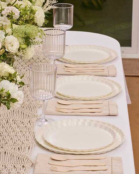 Eco friendly, and disposable makes a perfect pair for Thanksgiving hosting! The cream plates are a perfect blank slate to create any tablescape you want! #thanksgiving #ecofriendly #ecoplates #eco #plates #thanksgivingdinner #friendsgiving Compostable Plates Wedding, Disposable Dinnerware Table Settings, Simple Place Settings Wedding, Beige Table Setting, Disposable Serveware, Thanksgiving Hosting, Compostable Plates, Cream Plates, Wedding Lunch