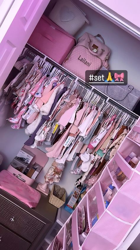 Teen Mom Room With Baby, Baby Esthetics, Baby Items Must Have, Baby Nursery Closet, Baby Room Organization, Newborn Mom, Baby Room Inspiration, Baby Momma