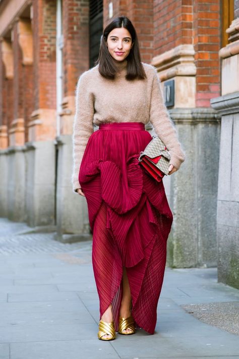 Give a dramatic skirt a modern-day twist with a casual top. Fashion Week Street Style Winter, Street Style 2016, London Fashion Week Street Style, London Fashion Weeks, Dramatic Style, Red Skirt, London Street Style, Street Style Trends, Street Style Winter