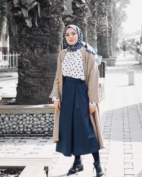 The Hijab Fashion Trend For Spring 2018 Everyone Is Already Googling Retro Ootd, Collage Outfits, Estilo Hijab, Muslimah Outfit, Hijab Look, Hijab Fashionista, Islamic Dress, Style Hijab, Hijab Chic