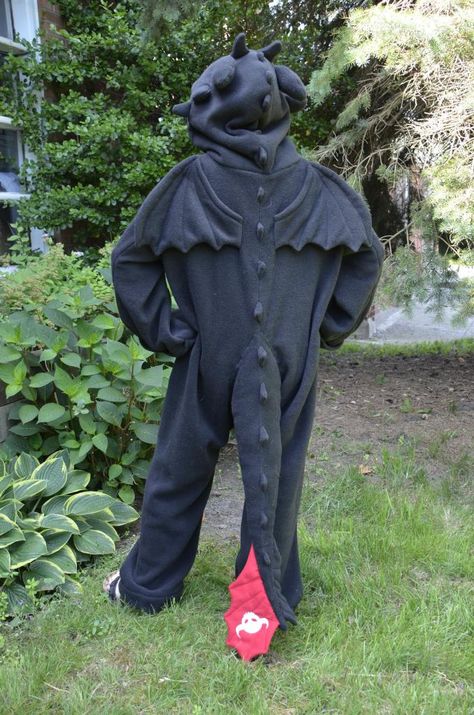 Among Bobbins and Thread: Toothless - Kigurumi - How to Train Your Dragon How To Train Your Dragon Onesie, Toothless And Light Fury Onesie, Httyd Onesie, Toothless Costume Diy, Toothless Onesie, Toothless Hoodie, Dragon Onesie, Toothless Costume, Matching Onesies