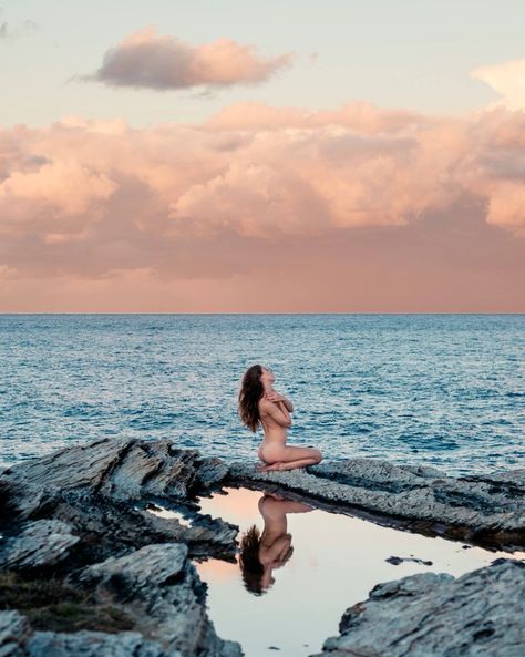 Beach Rock Pictures Poses, Beach Rocks Photoshoot, Rock Beach Photoshoot, Rocks Photoshoot, Beach With Rocks Photoshoot, Poses On Rocks At The Beach, Rocky Beach Photoshoot, Beach Cave Photoshoot, Photoshoot On Rocks Beach