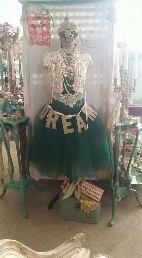 Shabby Fufu Antiques dress form Dress Form Decor Ideas, Manequin Ideas Display, Clothes Shop Display, Vintage Dress Form Mannequin, Shop Display Ideas, Mannequin Ideas, Dress Form Decor, Jewerly Display, Antique Dress Form