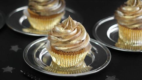 How to Gold Leaf Anything • The Reaganskopp Homestead Golden Birthday Cupcakes, Gatsby Party Food, Gold Food Ideas, Gold Desserts, Unique Food Ideas, Gold Cakes, 50th Anniversary Party Ideas, Betty Crocker Cake Mix, Golden Bday