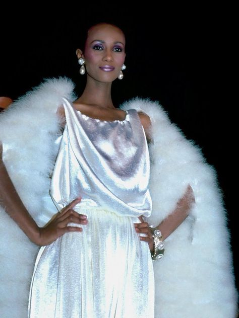 Iman presents at Carolina Herrera's first show at the Metropolitan Club, NYC - April 1981 Iman Runway, 1981 Fashion, Iman Abdulmajid, Iman Model, Nyc April, New York Socialites, 90s Glam, Fashion 1980s, Fashion Design Collection