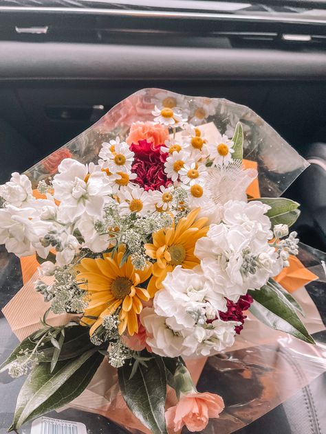 Trader Joe’s Bouquet Diy, Trader Joe Bouquet, Trader Joes Wedding Bouquet Diy, Trader Joe’s Bouquet Recipes, Trader Joes Flowers Aesthetic, Trader Joes Floral Arrangements, Trader Joes Bouquets, Trader Joes Bouquet Diy, Trader Joe’s Bouquet