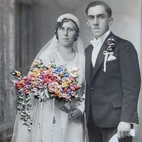 Embroidered vintage photo 💕 Sewing Into Photographs, Embroidery On Wedding Photos, Embroidered Wedding Photo, Wedding Photo Embroidery, How To Embroider Photographs, Embroider Pictures, Embroidery On Photos, Embroidery Photography, Embroidered Pictures