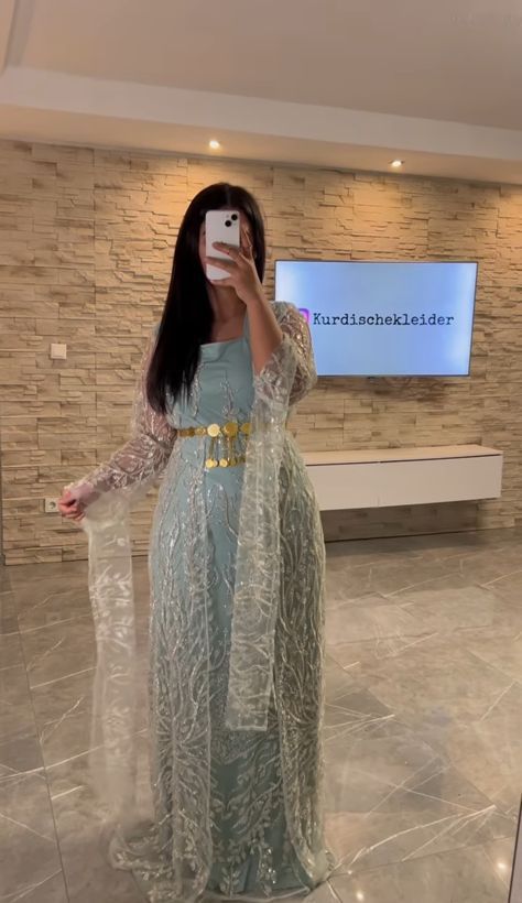 Kurdish Dress Fashion, Iraq Clothing, Kurdistan Dress, Kurdish Aesthetic, Muslim Girl Aesthetic, Kurdistan Aesthetic, Jly Kurdi, Dresses For Women Classy, Kurdish Culture